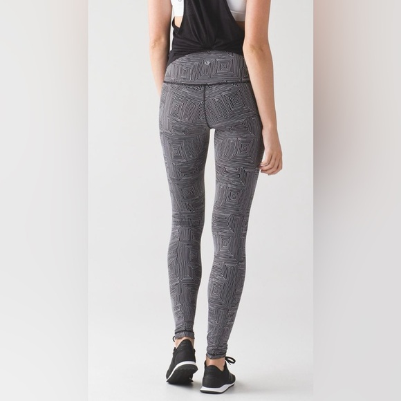 Lululemon Geometric Patterned Leggings Black and White Size 4 - Picture 3 of 10